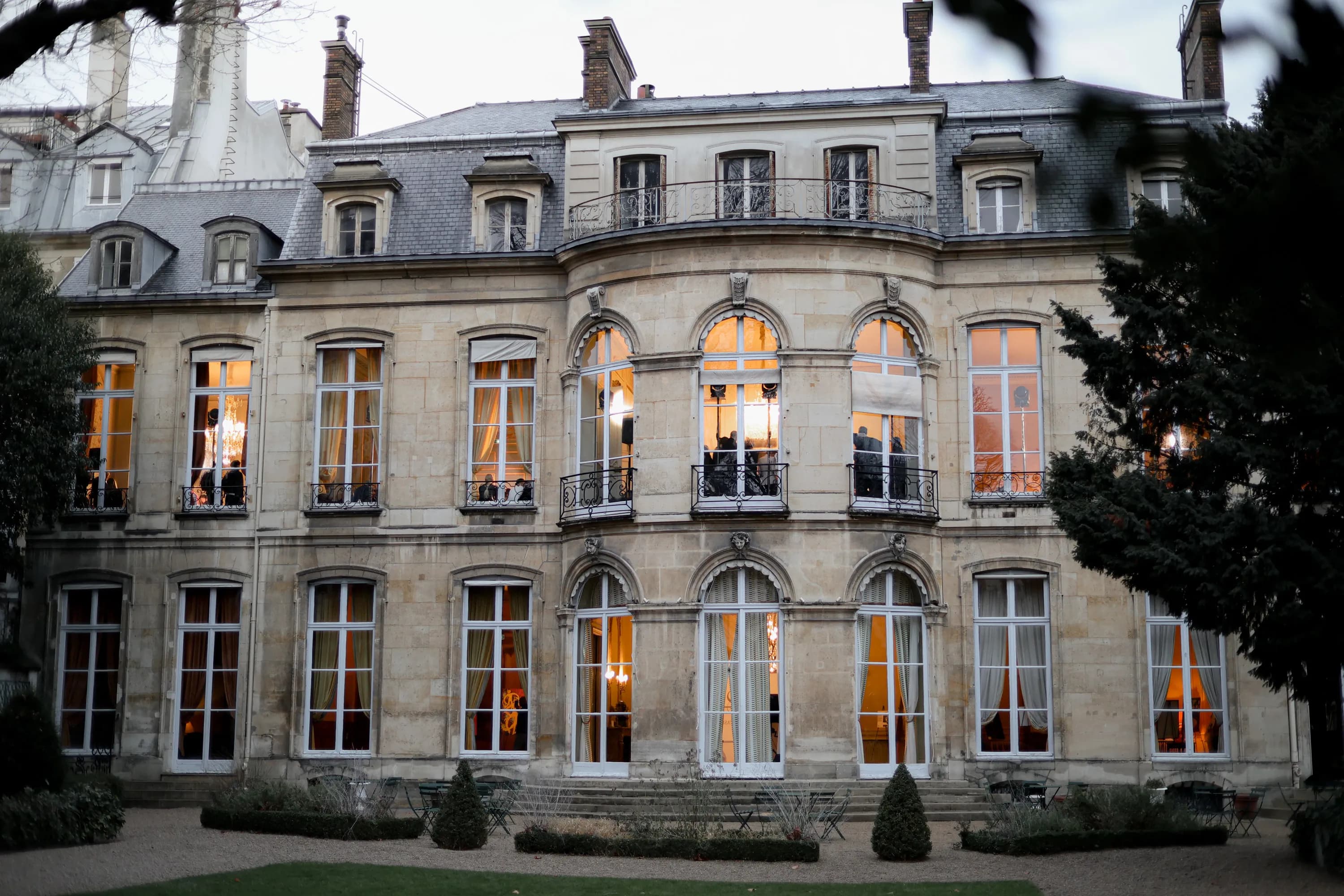 Nour Muhtaseb Paris Debut: \"The Tapestry of Time\" at Maison de l'Amérique Latine